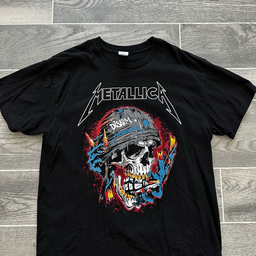 Large Metallica shirt